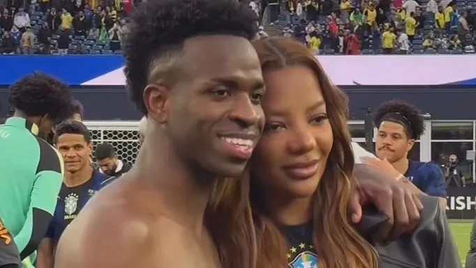 Vini Jr. posa com Ludmilla no gramado após derrota da Seleção nos EUA