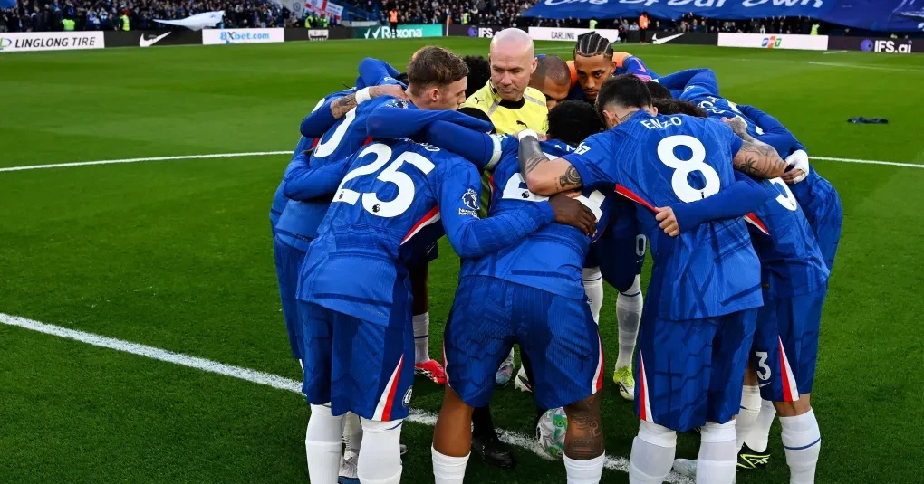 Árbitro entra na rodinha do Chelsea antes do jogo