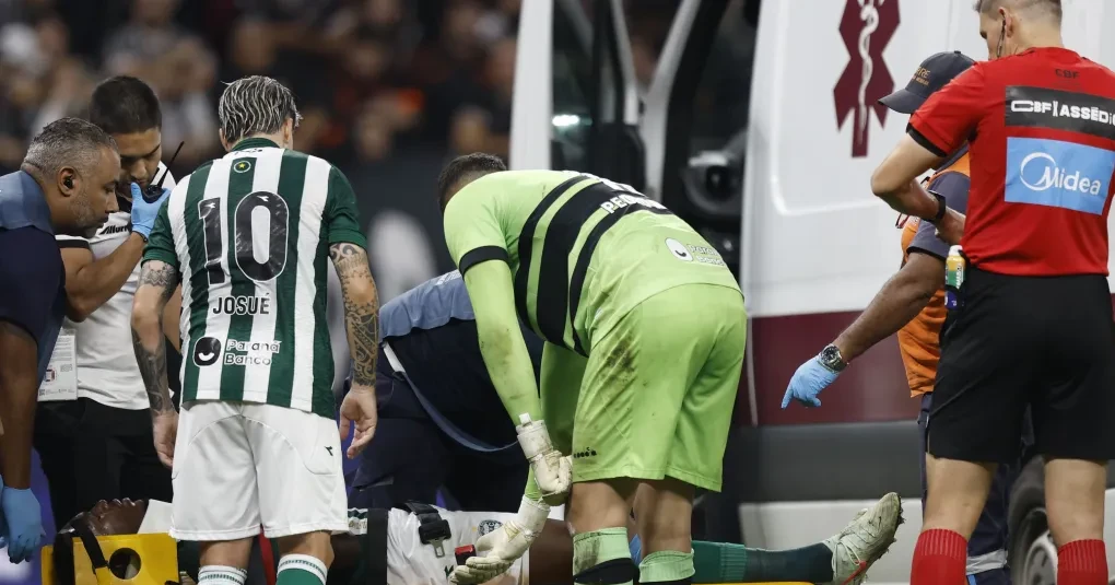 Jacy, zagueiro do Coritiba, sai de ambulância após concussão na Neo Química Arena