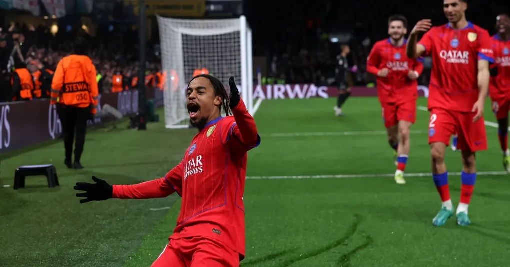 Barcola sofre entorse no tornozelo e desfalca PSG por várias semanas