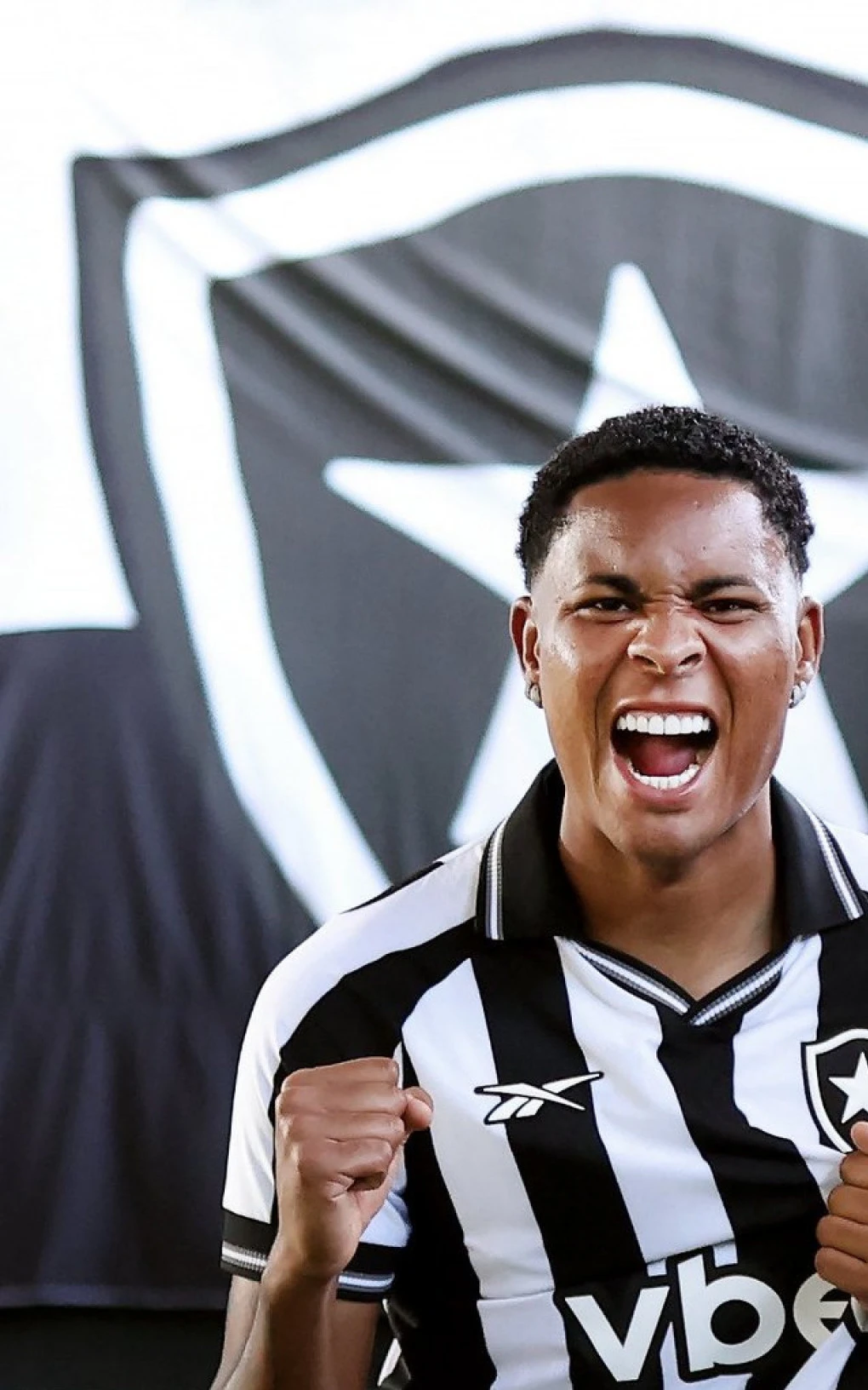 botafogo-anuncia-a-contratação-de-caio-roque-para-a-lateralesquerda-1