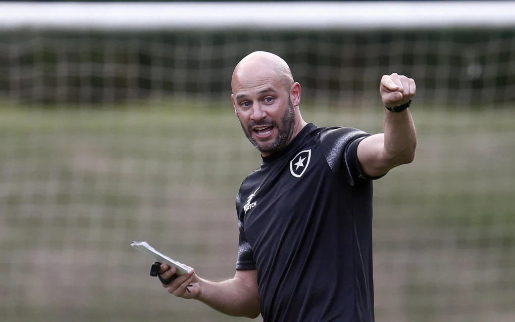 Botafogo encaminha acerto com Franclim Carvalho para treinador‑adjunto