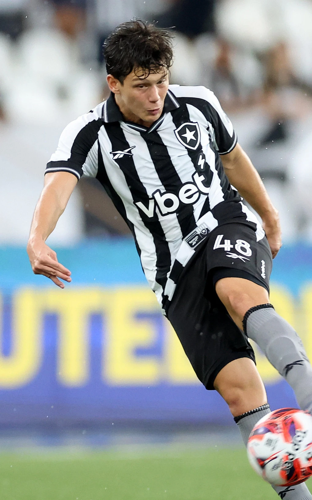 botafogo-renova-o-contrato-do-meiocampista-arthur-novaes-1
