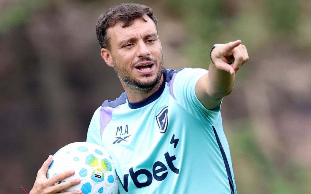 Botafogo encaminha estreia de reforços para clássico contra o Flamengo