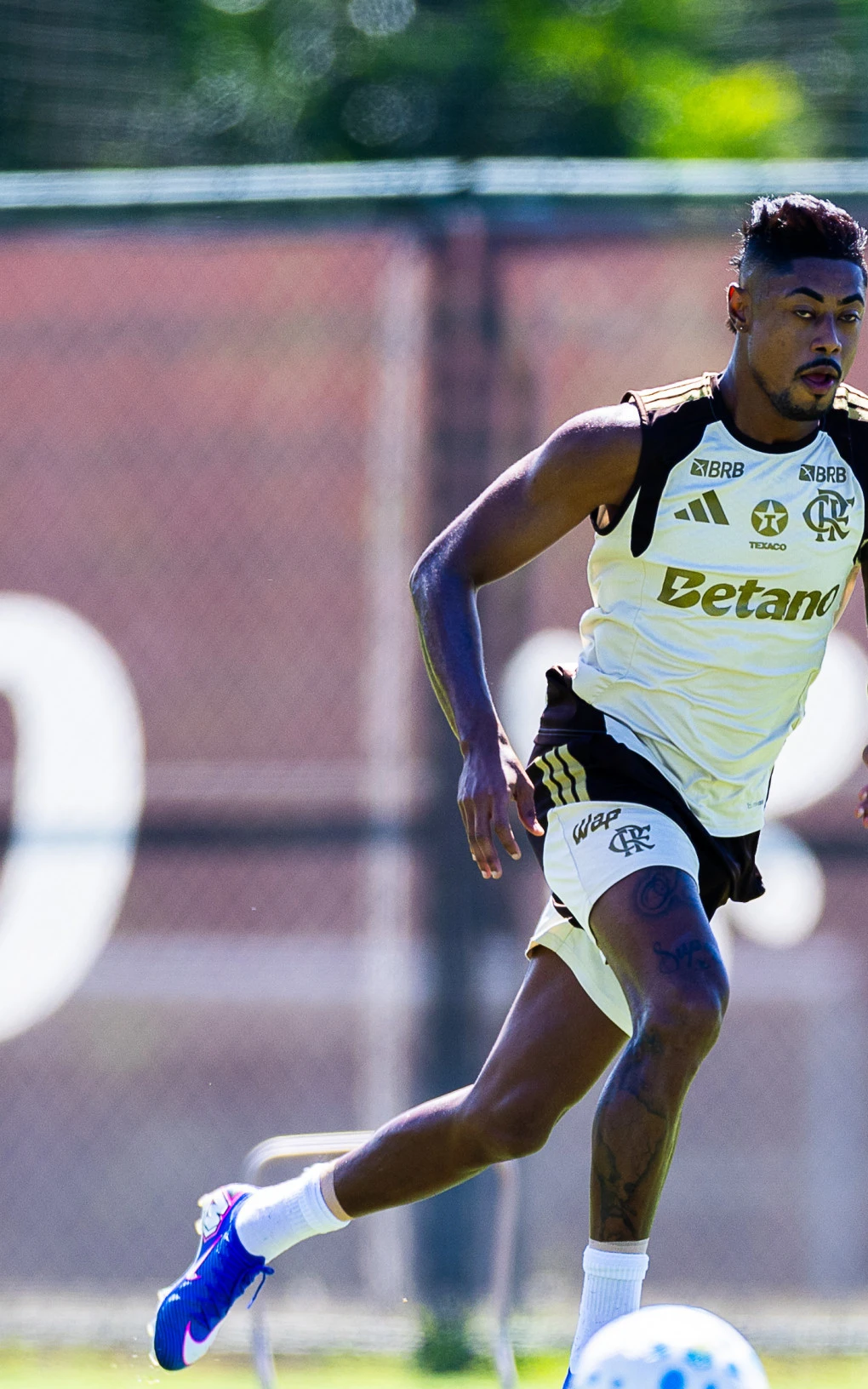 bruno-henrique-treina-novamente-com-elenco-e-deve-ficar-à-disposição-contra-o-bragantino-1