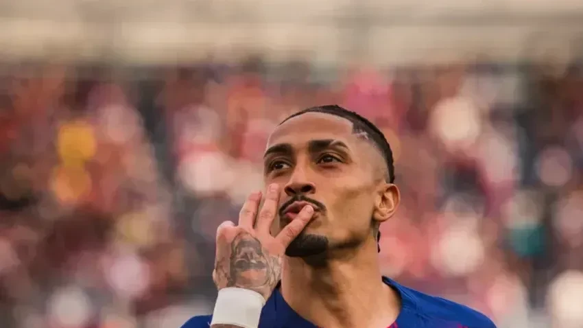 com-hattrick-de-raphinha-barcelona-goleia-sevilla-e-segue-líder-de-laliga-1