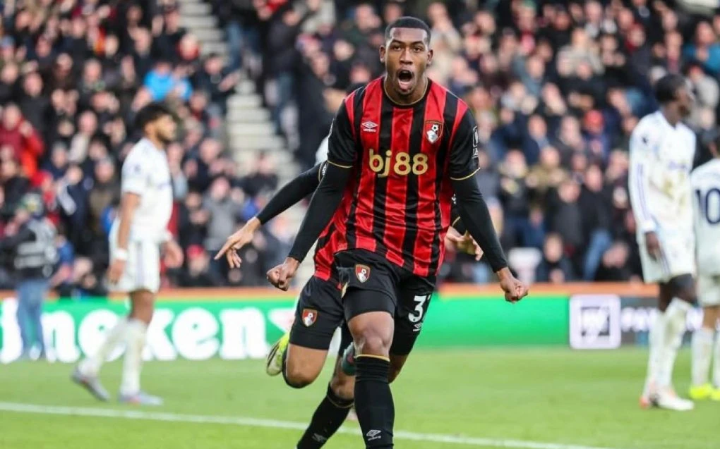 Cria do Vasco, Rayan disputa prêmio de melhor jogador do mês na Inglaterra