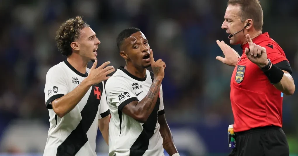 cruzeiro-x-vasco-barros-marca-dois-gols-e-é-expulso-em-cinco-minutos-veja-1