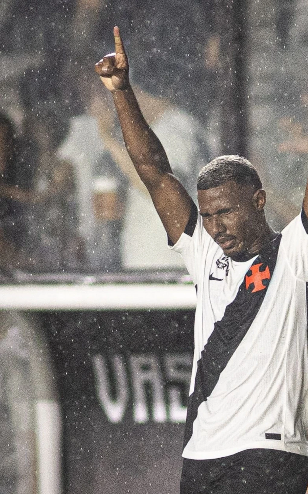 cuiabano-vive-bom-momento-no-vasco-e-chega-a-100-jogos-como-profissional-1