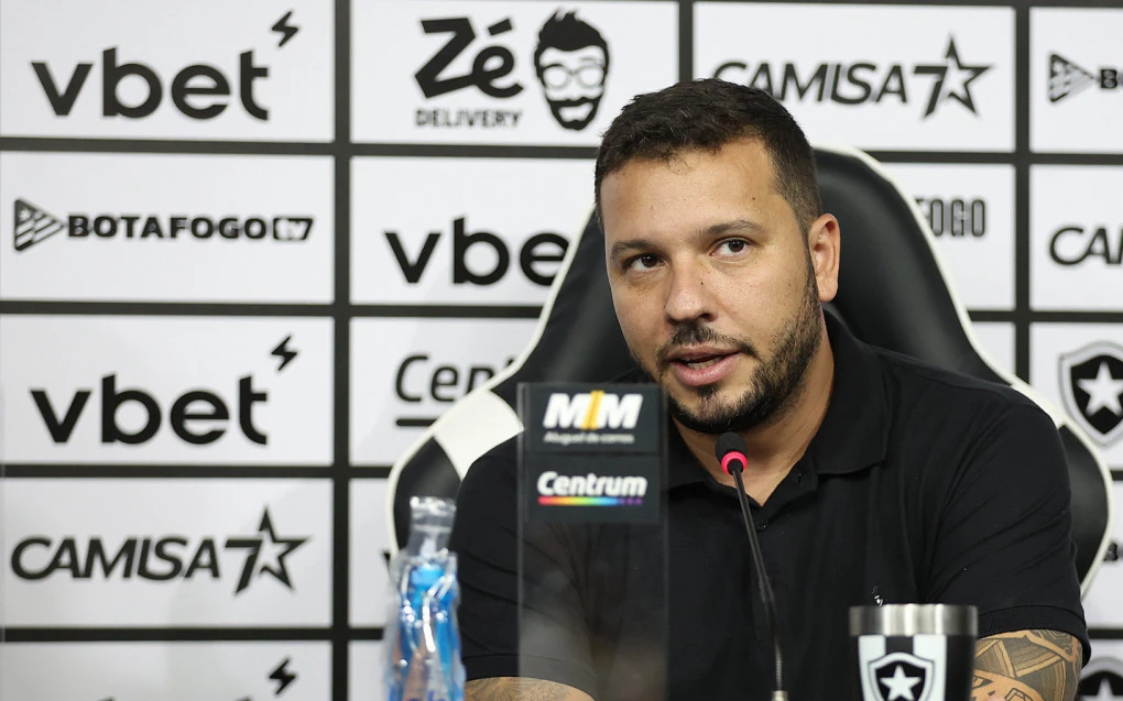 Alessandro Brito atualiza busca do Botafogo por treinador após saída de Anselmi