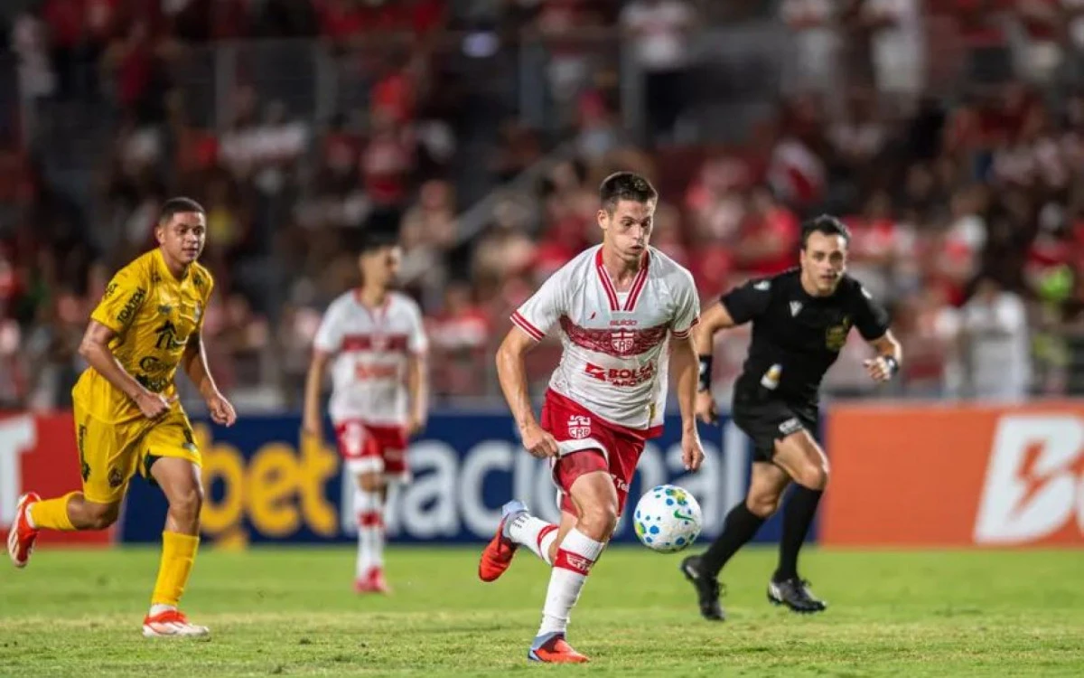 emprestado-pelo-vasco-estrella-brilha-e-dá-assistência-em-estreia-pelo-crb-1