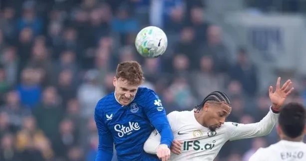 Everton faz 3 a 0 no Chelsea e segue sonhando com vaga europeia