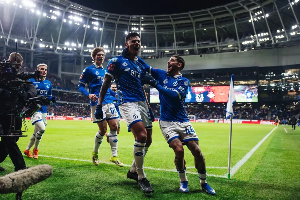 Ex-Glorioso David Ricardo marca na estreia pelo Dínamo Moscou