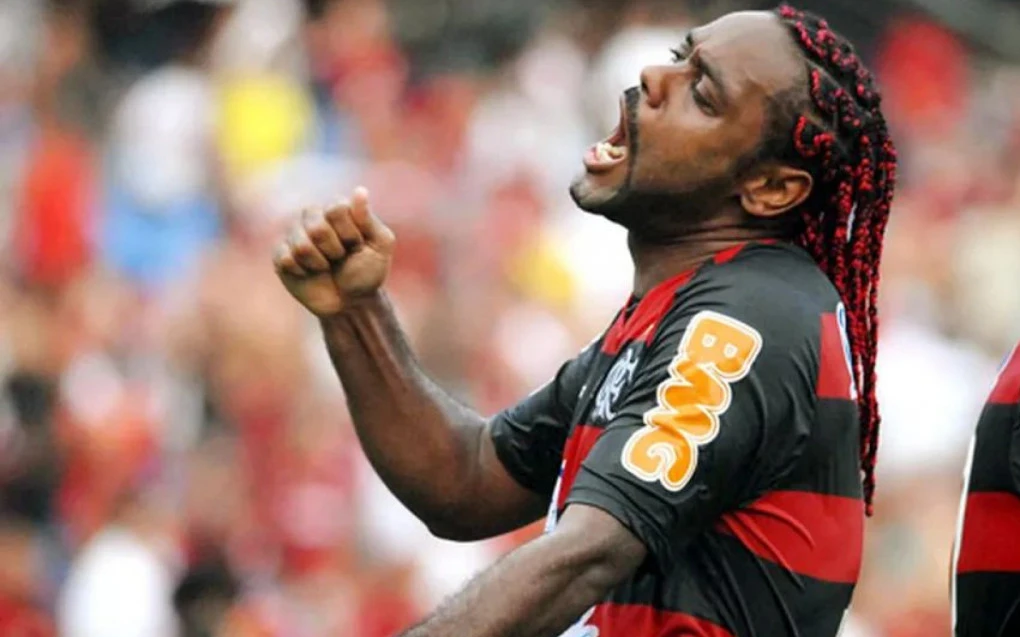 Vagner Love marca nos acréscimos e anuncia aposentadoria do futebol