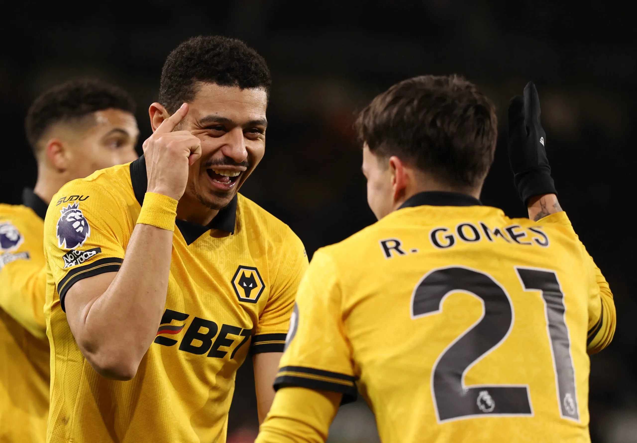 Ex-Flu André vira herói do Wolverhampton com gol nos acréscimos sobre o Liverpool