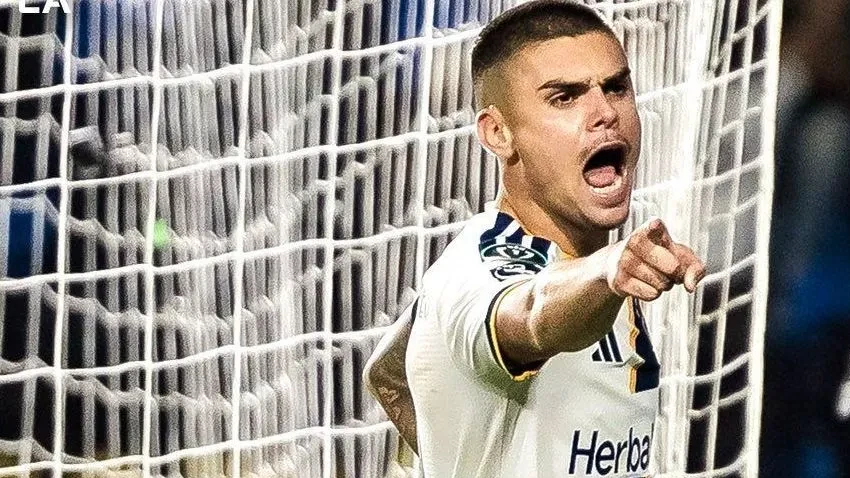 exvasco-gabriel-pec-faz-hattrick-e-galaxy-vence-na-champions-da-concacaf-1