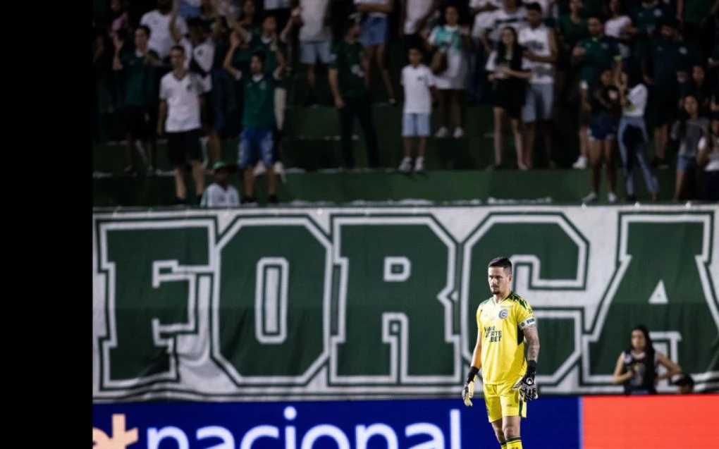 Tadeu, goleiro do Goiás, nega saber de interesse do Glorioso