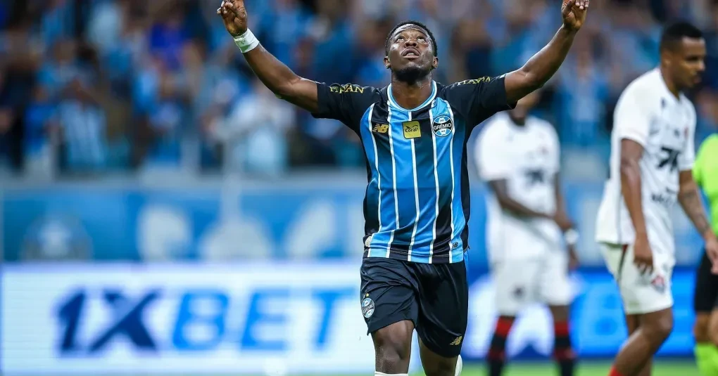 Grêmio bate o Vitória por 2 a 0; partida marcada por lesão de Marlon