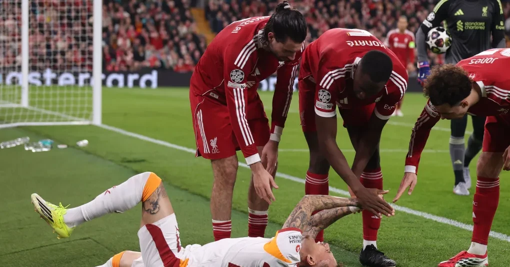 jogador-do-galatasaray-sofre-grave-lesão-no-dedo-e-passará-por-cirurgia-1