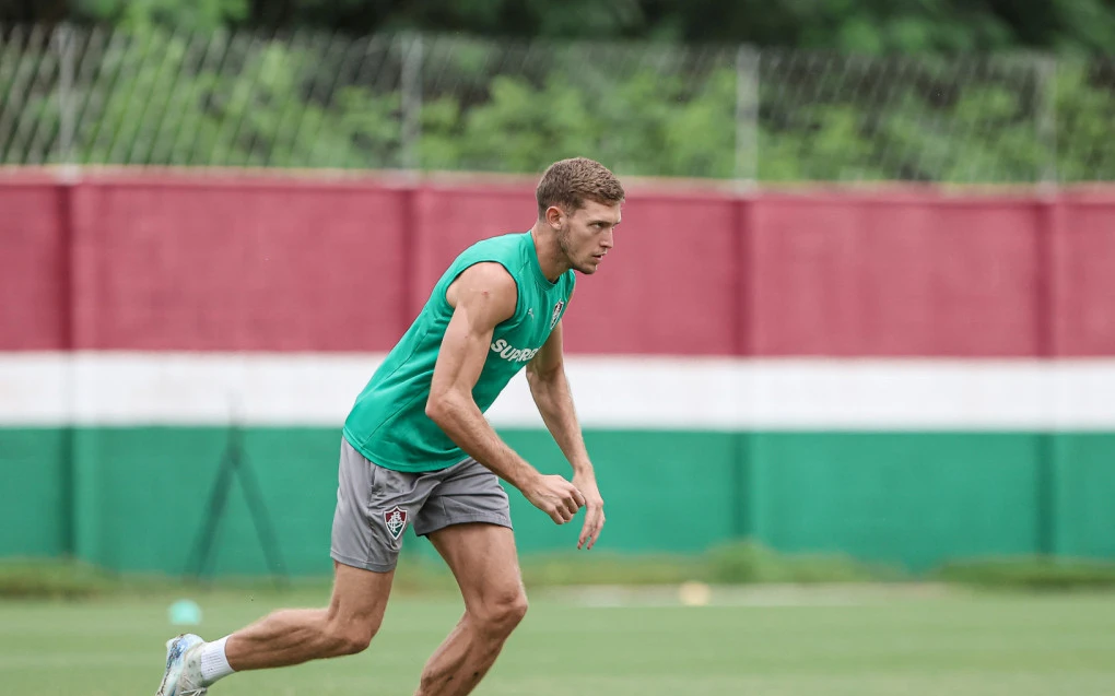 John Kennedy desfalca treino; Castillo aparece como opção contra o Atlético-MG
