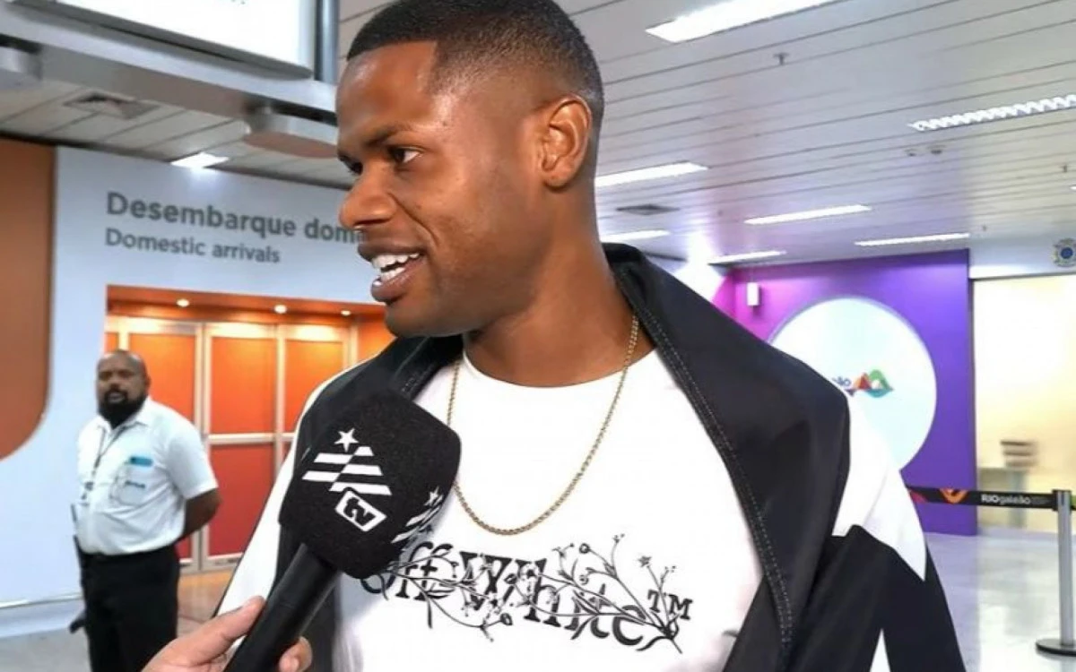 júnior-santos-chega-ao-rio-e-celebra-o-carinho-da-torcida-do-botafogo-1