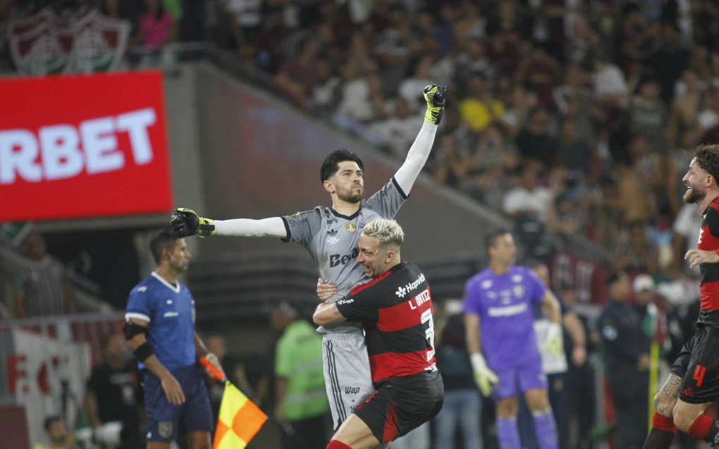 Léo Ortiz celebra título do Carioca com o Mengão e mira vaga na Seleção