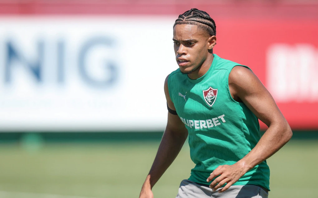 Matheus Reis sofre entorse no joelho direito em treino e vira desfalque do Fluminense