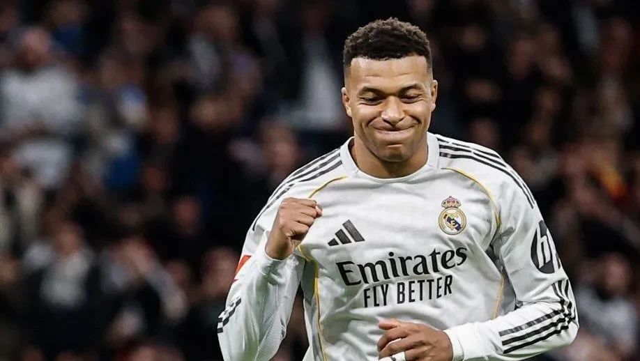 Mbappé minimiza entorse no joelho e rebate especulações