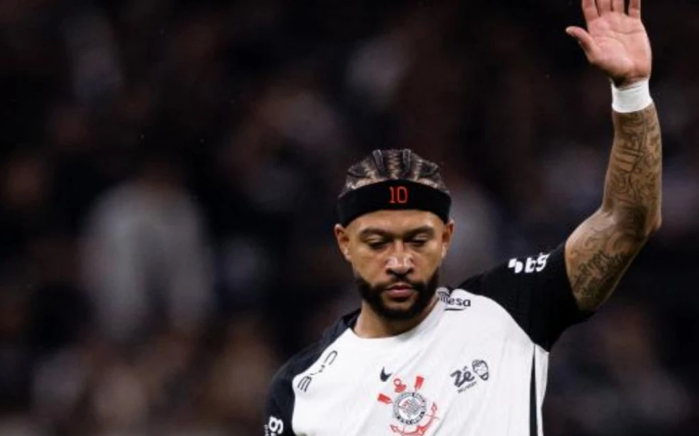 Memphis flagrado com celular no banco após sair com incômodo contra o Flamengo