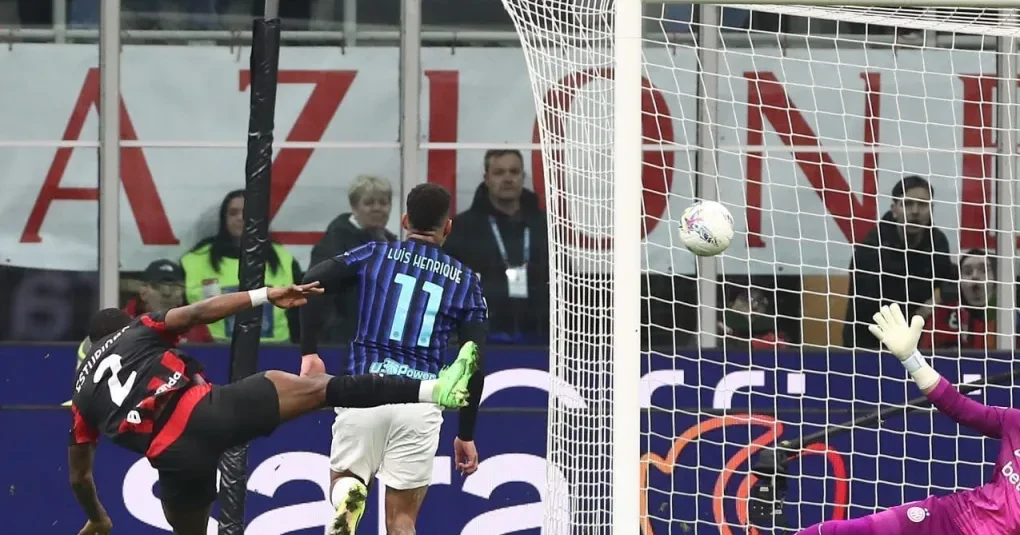 Milan vence a Inter no San Siro e mantém viva a briga pelo título
