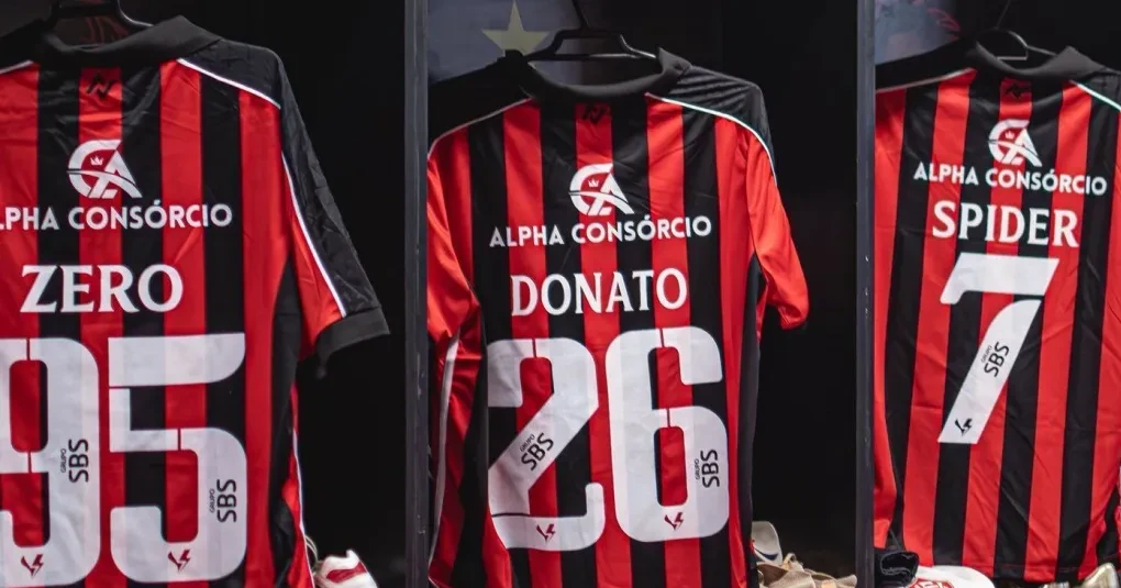 Vitória faz homenagem a Wagner Moura em escalação e camisas no Barradão