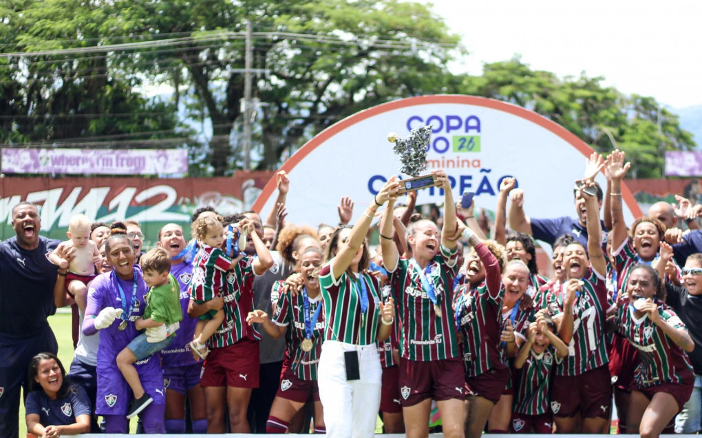 Fluminense vence o Flamengo por 2 a 0 e ergue a Copa Rio Feminina no Dia Internacional da Mulher
