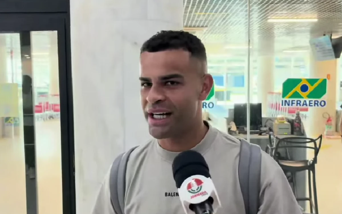 Alisson desembarca no Fluminense e celebra reencontro com Zubeldía: ‘Voltar a sorrir’