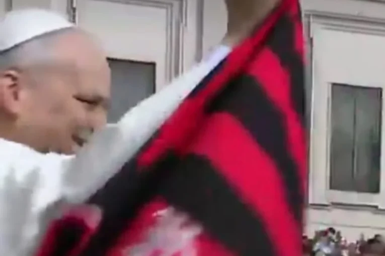 papa-leão-xiv-pega-camisa-do-flamengo-em-audiência-no-vaticano-1