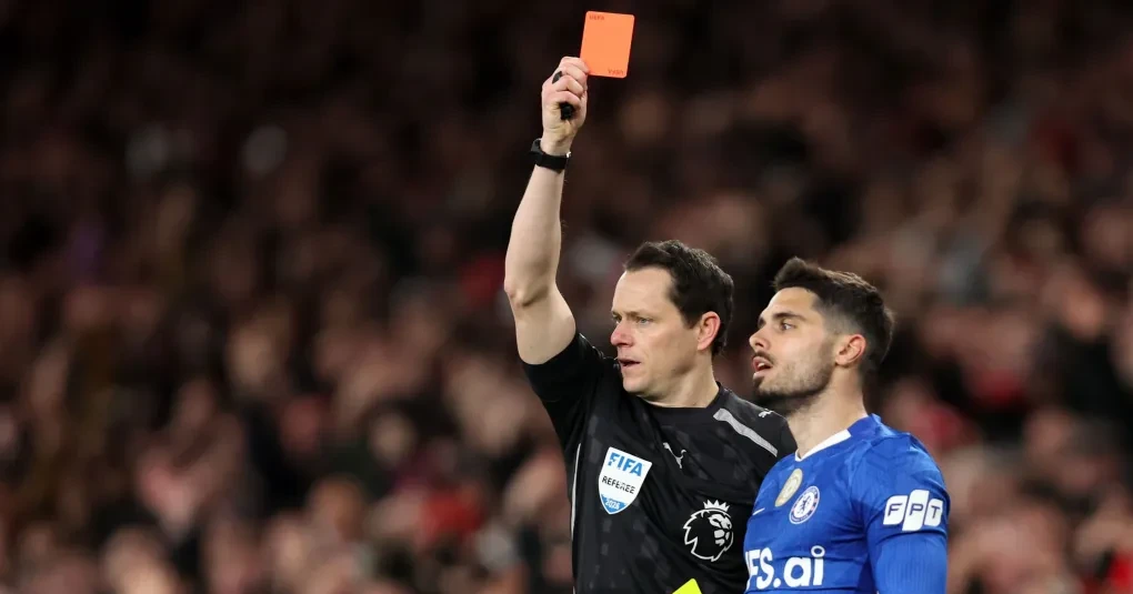 Pedro Neto é multado e suspenso após expulsão contra o Arsenal