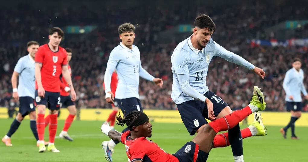 Piquerez deixa amistoso contra a Inglaterra lesionado e preocupa Palmeiras e Uruguai