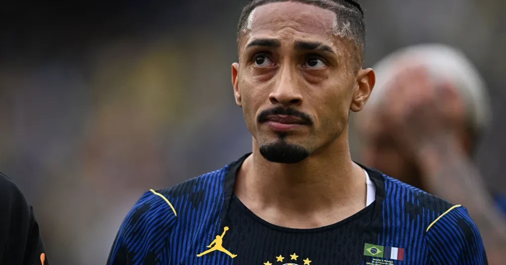 Lesão de Raphinha preocupa Barcelona e reabre debate sobre o calendário