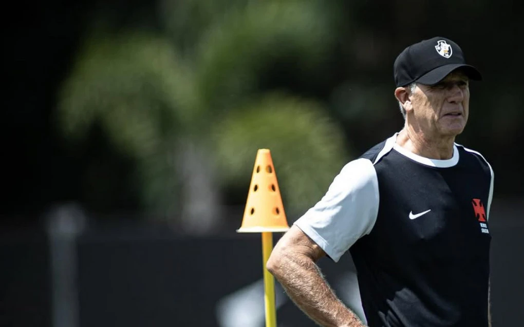 Renato Gaúcho avalia elenco do Vasco e indica carência na lateral-direita