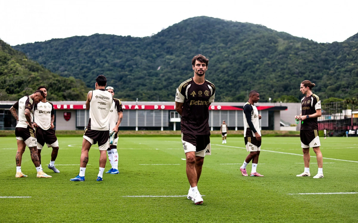 Rodrigo Caio pede demissão do Flamengo e enaltece Filipe Luís