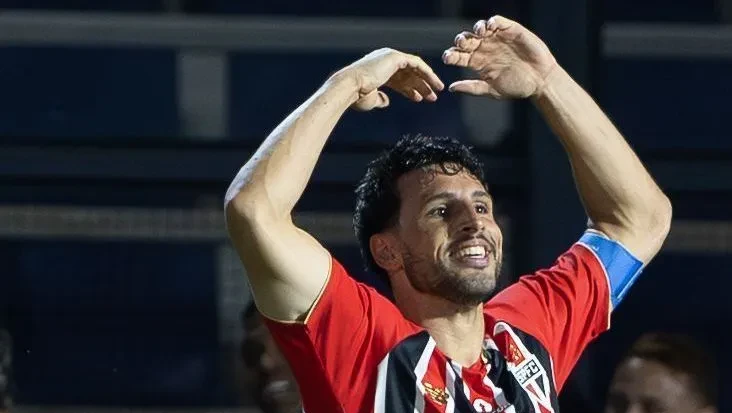 são-paulo-vence-bragantino-de-virada-e-se-mantém-na-liderança-do-brasileiro-1