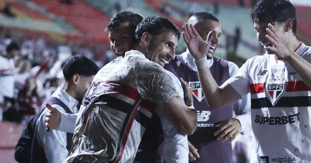 são-paulo-vence-chapecoense-na-estreia-de-roger-e-vira-líder-do-brasileirão-1