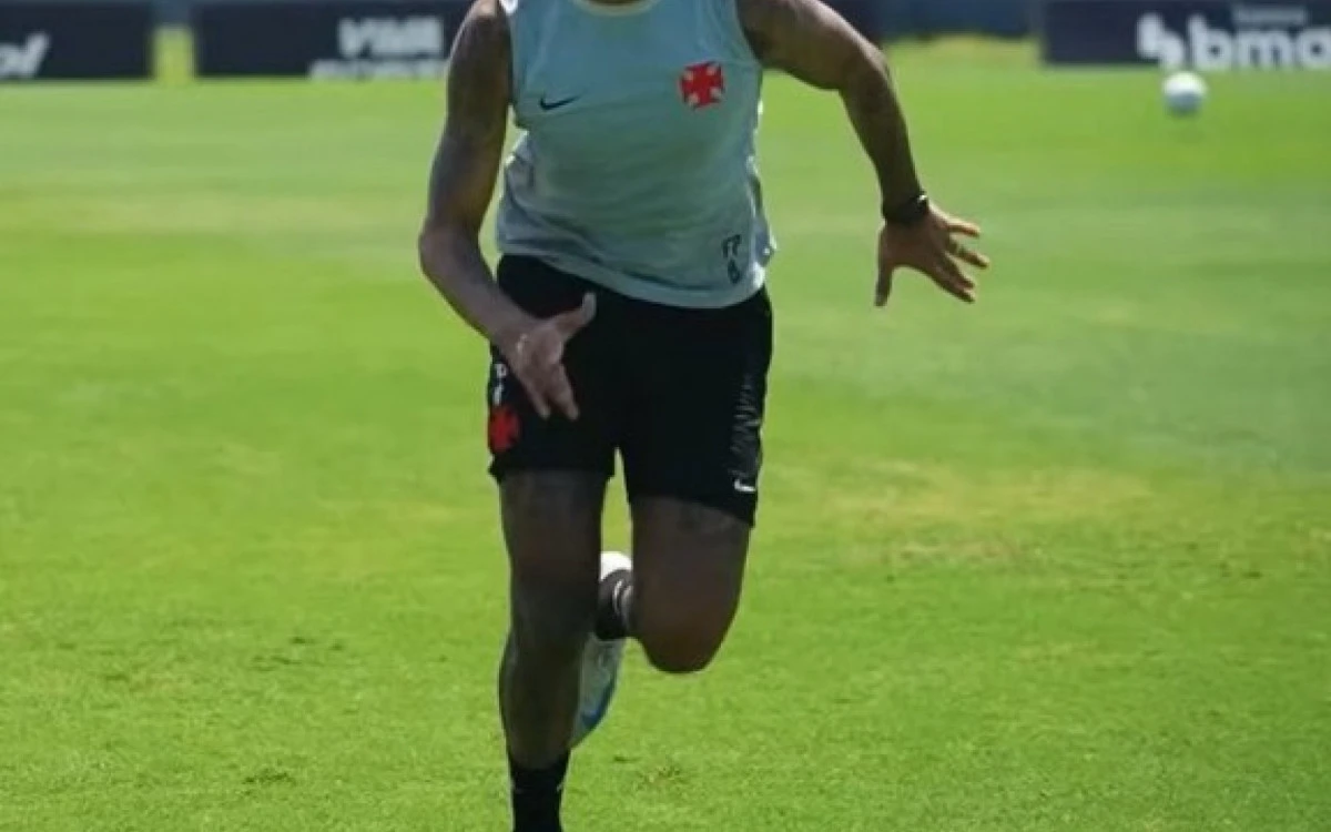 Jair volta a treinar no gramado do CT do Vasco após seis meses