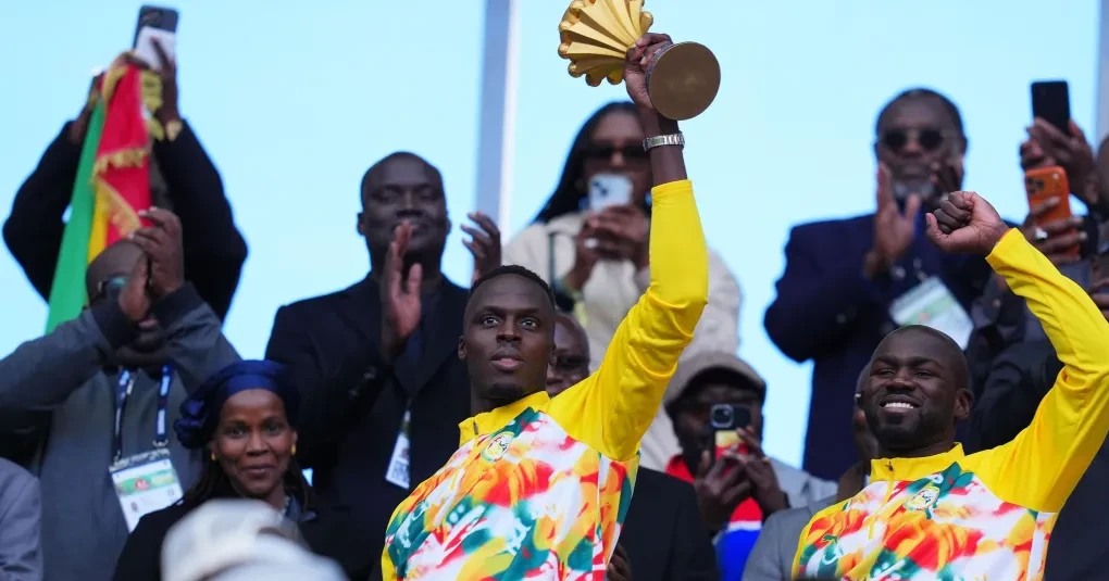 senegal-desfila-com-troféu-da-copa-africana-em-paris-após-perda-do-título-1