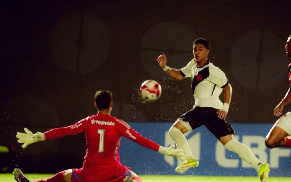 Andrey Fernandes, meio-campista do Vasco Sub-20, pede passagem sob olhar de Renato Gaúcho