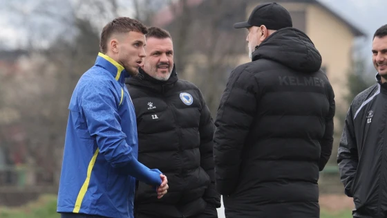 Soldado é retirado de treino da Bósnia após ser flagrado filmando antes de Bósnia x Itália