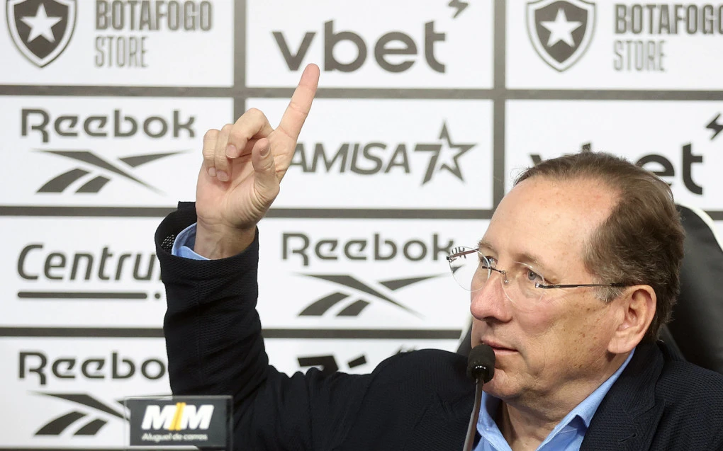 Textor negocia acordo para evitar embargo de transferências no Botafogo