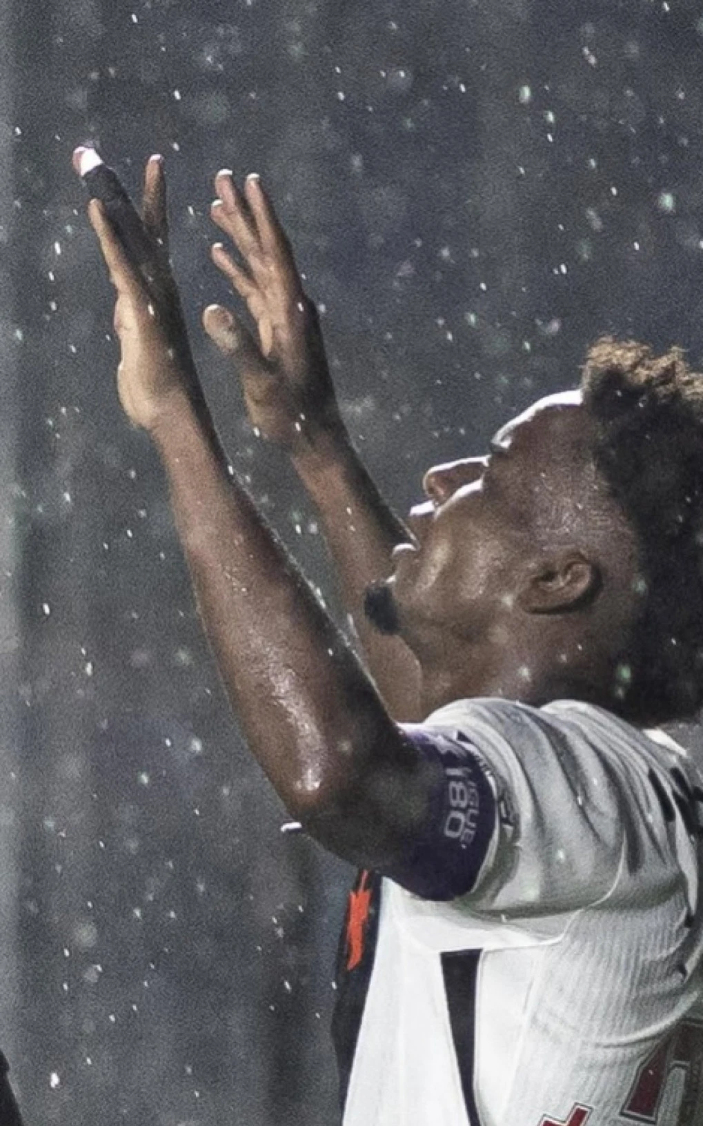 Thiago Mendes brilha e é ovacionado na virada do Vasco sobre o Palmeiras