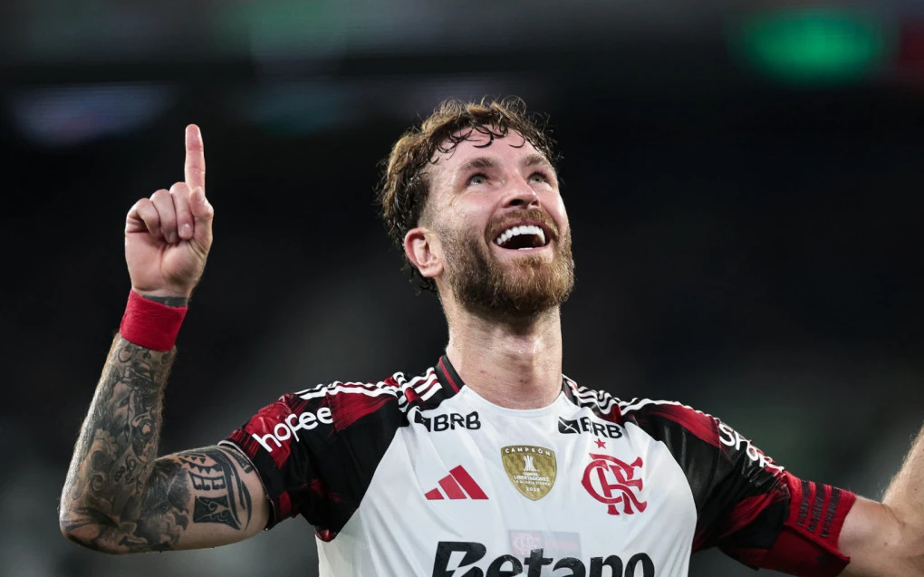 vídeo-léo-pereira-recebe-o-carinho-do-grupo-após-a-primeira-convocação-1