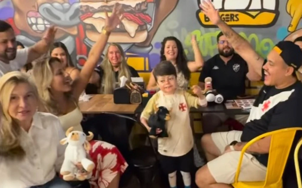 vídeo-menino-gui-puxa-música-do-vasco-com-torcedores-em-restaurante-de-manaus-1
