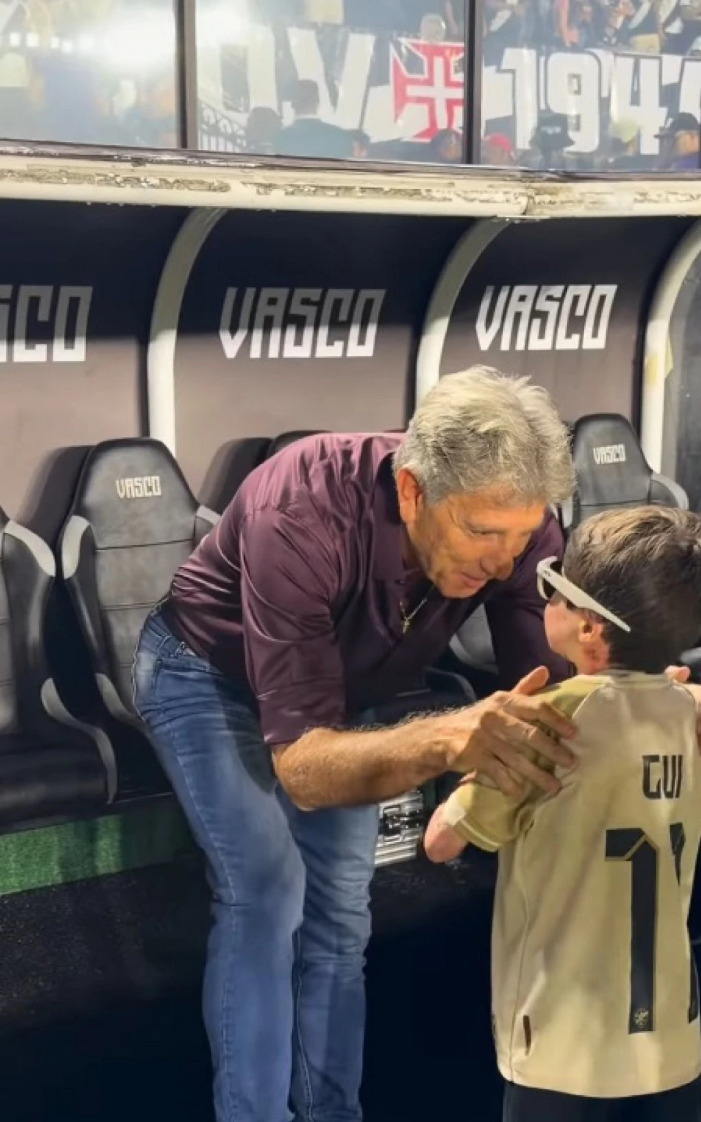 Renato Gaúcho abraça Menino Gui em São Januário, xodó do Gigante da Colina